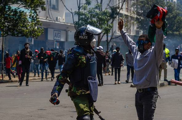 Halk protesto etti. Vergi artışından vazgeçildi - Resim: 18